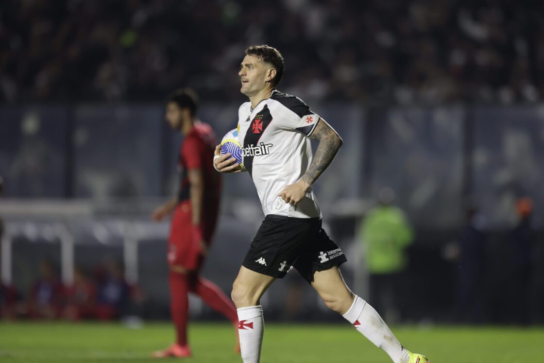 Vasco vence Athlético Paranaense de virada e vai ao nono lugar