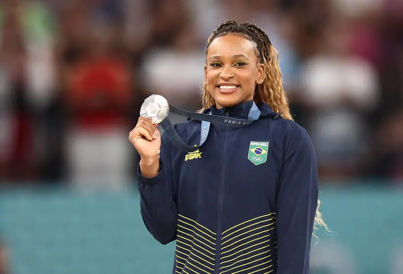Rebeca Andrade é prata no individual e se torna a maior medalhista brasileira