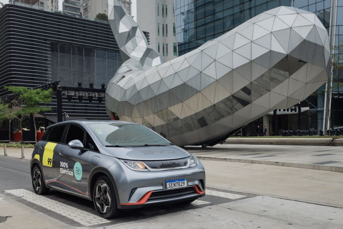 Carros elétricos e híbridos por aplicativo começam a circular no Brasil