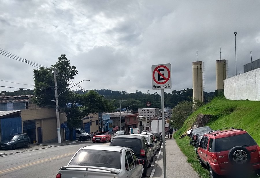 Projeto impede reboque de veículos em estacionamento proibido na presença do dono