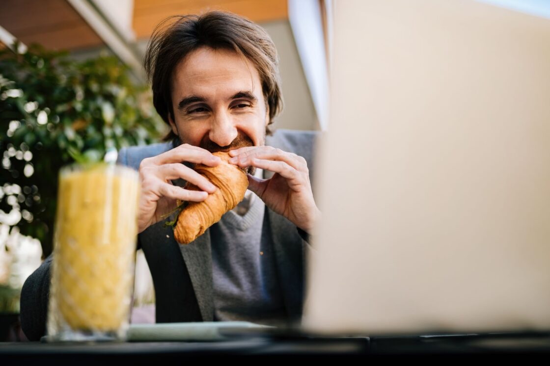 Sete comportamentos que dificultam a alimentação saudável no trabalho, segundo os brasileiros