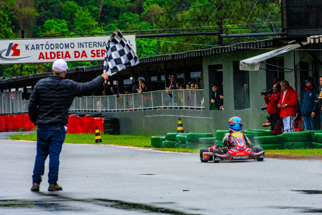 Mesmo com chuva e pista escorregadia, Gael garante o pódio na V11 Aldeia Cup