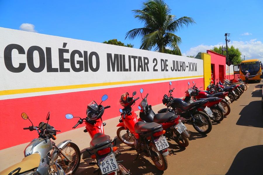 Alunas de colégio militar são afastadas por chamarem diretor de “você”