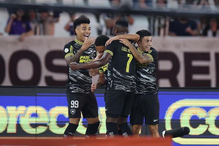Botafogo derrota Vasco e amplia para seis pontos vantagem como líder
