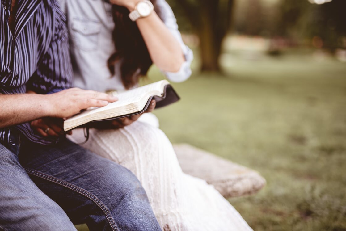 Dos pergaminhos à era digital: como viver a Palavra de Deus de forma prática e imersiva