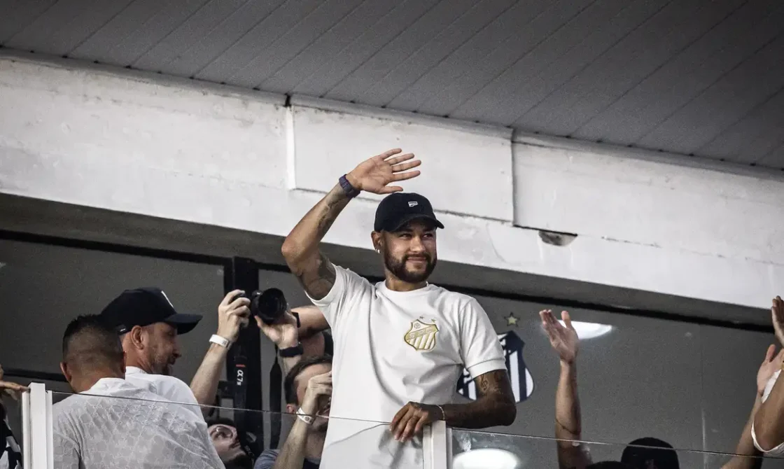 Atacante Neymar anuncia o seu retorno para jogar no Santos