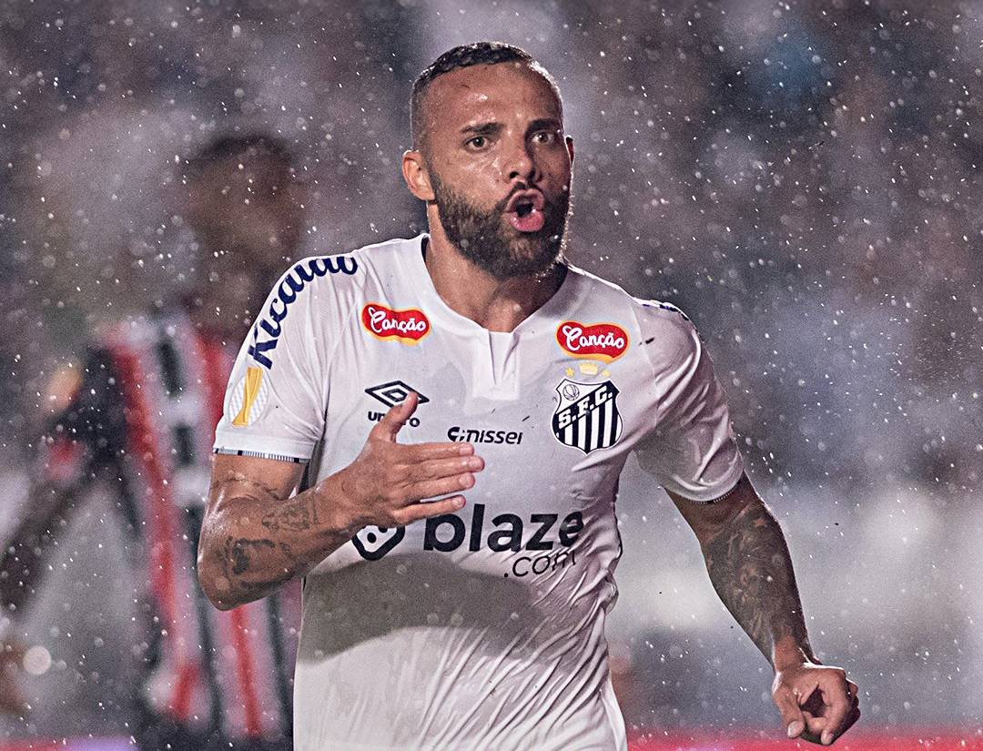 Santos vence clássico San-São debaixo de muita chuva neste sábado na Vila