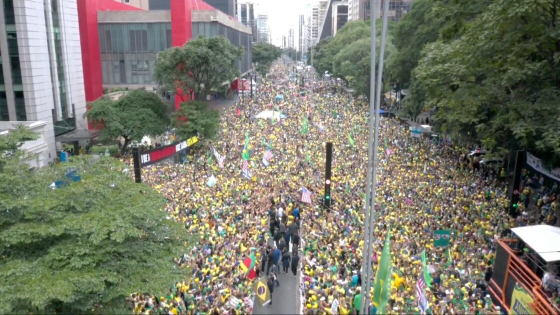 Jair Bolsonaro leva mais de 40 mil para ato pela anistia na Avenida Paulista neste domingo