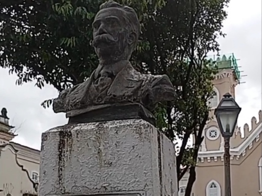 Homenagem incompleta ao intelectual Antônio Lobo na praça com seu nome