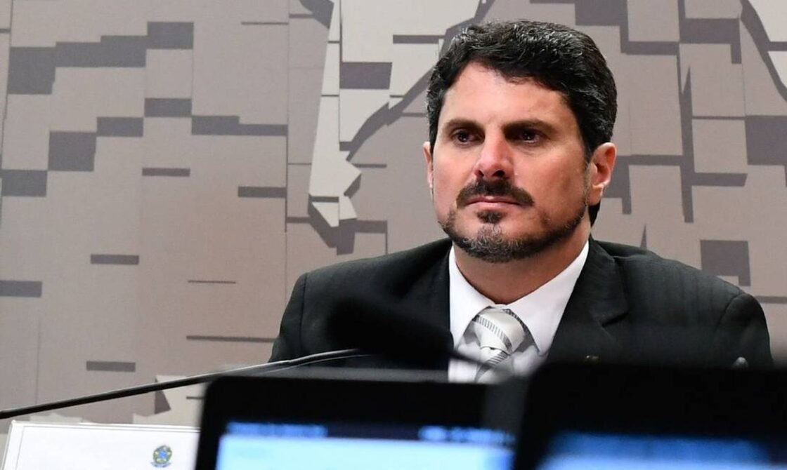 Alexandre de Moraes determina bloqueio de contas do senador Marcos do Val