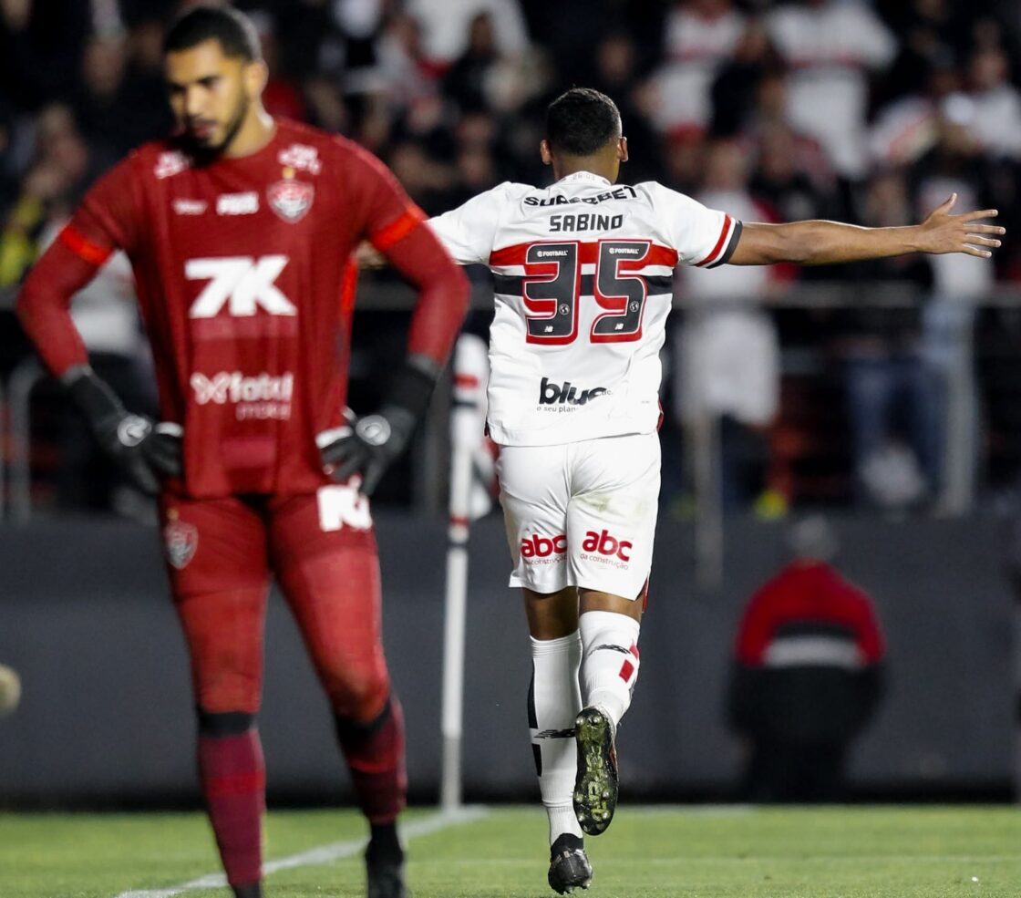São Paulo emplaca quinta vitória seguida e cola no G6 do Brasileirão