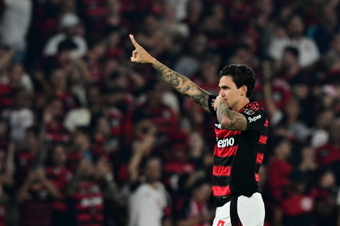 Flamengo começa arrasador, mas Estudiantes marca no final e diminui vantagem