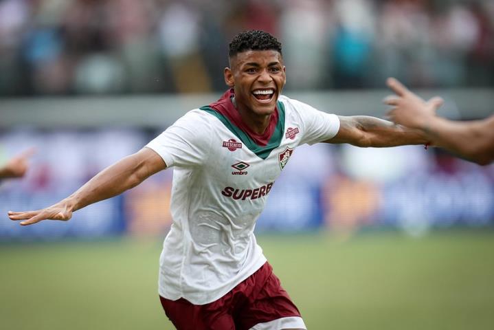 Botafogo e Fluminense vencem e melhoram posições na tabela da Série A