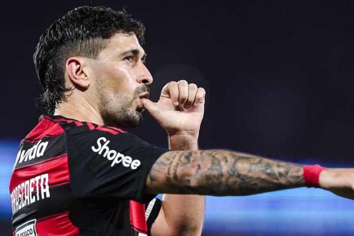 Flamengo dispara na liderança com vitória sobre Bragantino e tropeço do Palmeiras diante do Fluminense