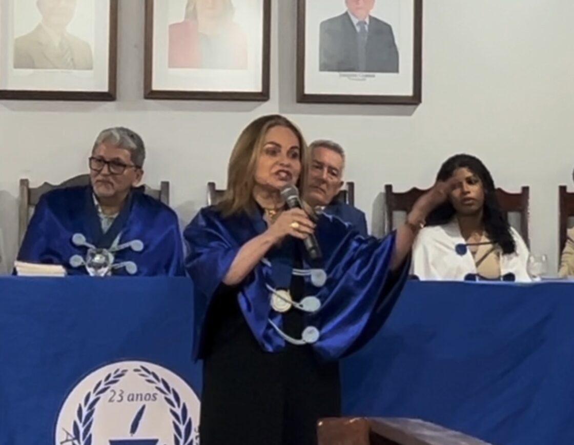 Procuradora Fátima Travassos solta a voz e canta Amor Sem Igual na Feira de Literatura e Artes de Viana – FLAV