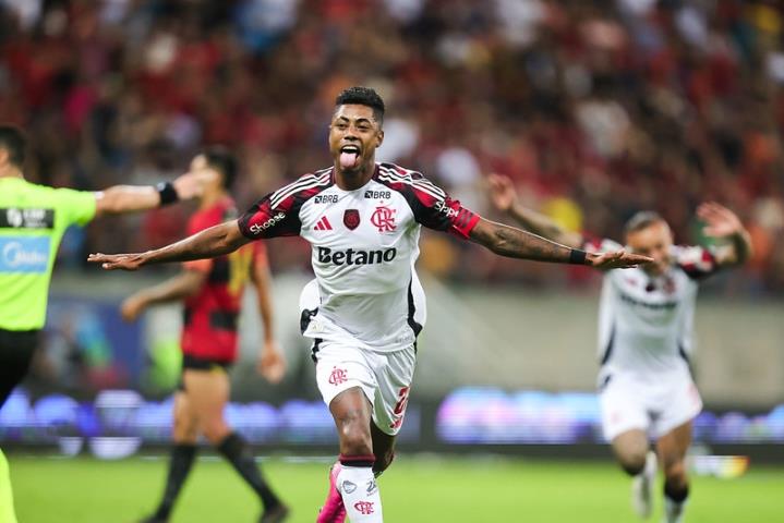 Com dois a mais em campo, Flamengo goleia o Sport e reassume liderança do Brasileirão