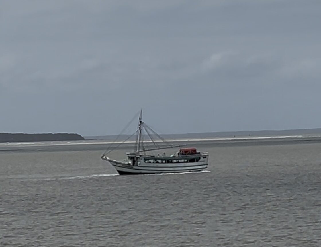 Iate encalha na Baía de São Marcos durante travessia entre São Luís e Alcântara