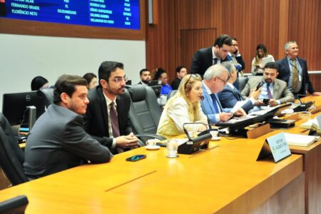 ELOGIOS Iracema Vale parabeniza servidores por qualificação profissional por meio de convênio