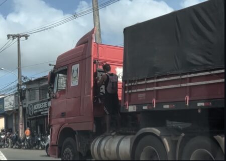 Homem se aproveita do descuido de caminhoneiro para pegar indevida e arriscada carona numa carreta bitrem em avenida de São Luís