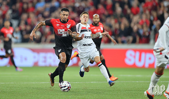 GOLEADA Athletico Paranaense goleia o Botafogo, assume vice-liderança e tira Flamengo do G4 do Campeonato Brasileiro