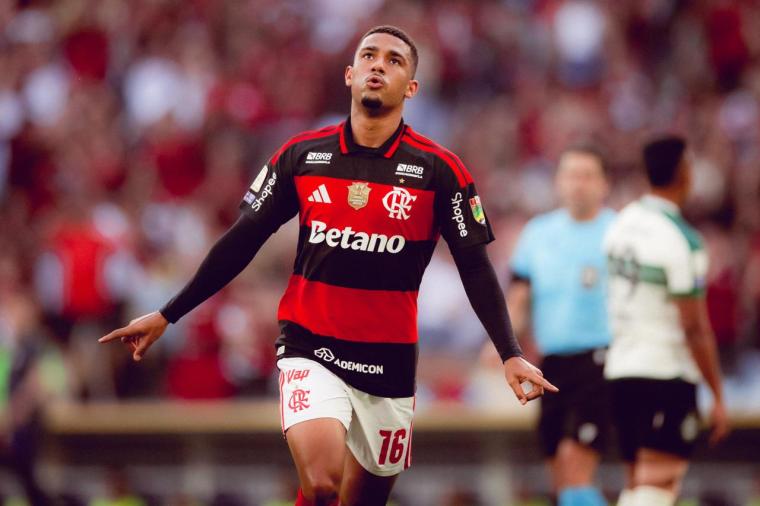 SERIE A Flamengo vence Coritiba e diminui para quatro pontos distância para o líder Palmeira que ainda joga neste domingo