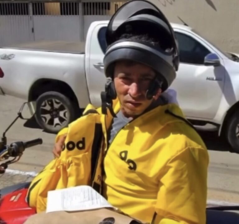 GESTO DE GRATIDÃO Motoboy se emociona ao descobrir que refeição que iria entregar era, na verdade, um presente do dono do restaurante para ele