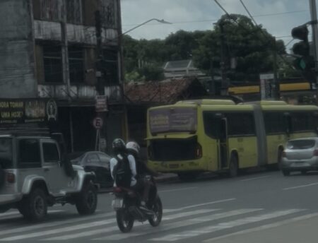TRANSPORTE PRECÁRIO Ônibus com defeitos nas vias de São Luís é cena comum, mas algumas situações ainda chegam a surpreender