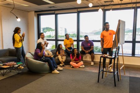 SEGUNDO IDIOMA Coletivo Coca-Cola Jovem abre 10 mil vagas gratuitas com capacitação profissional, acesso a curso de inglês e conexão com o mercado de trabalho