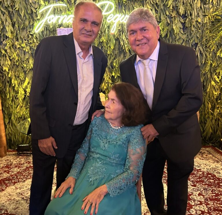 ANIVERSÁRIO DE JORNAL Aquiles Emir na festa de comemoração dos 75 anos do Jornal Pequeno