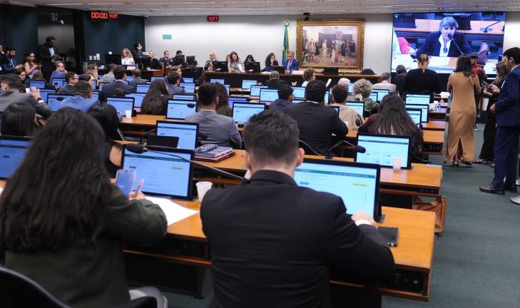  PUNIÇAO MAIS CEDO Comissão de Constituição e Justiça da Câmara aprova PEC que reduz a maioridade penal para dezesseis anos