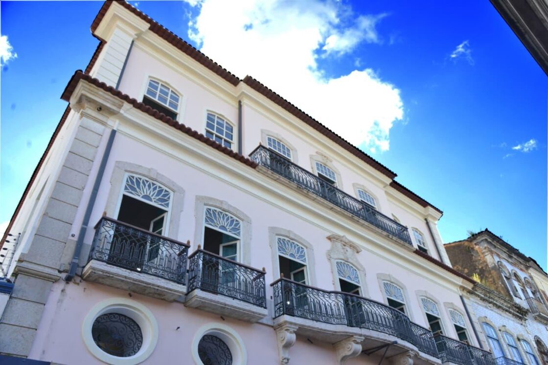 MUSEU DO AZULEJO Esmênia Miranda recebe comitiva da Vale e Fundação Athos Bulcão no Palacete da Rua Formosa