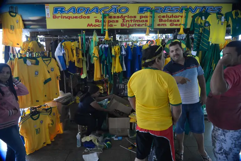 TORCIDA & CONSUMO Mais de 13 milhões de brasileiros tendem a gastar mais durante a Copa do Mundo, revela Serasa Experian