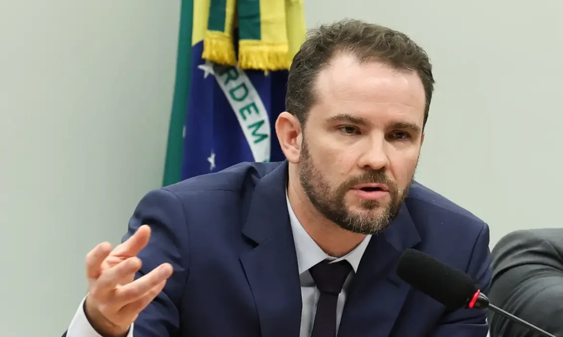 ORGANIZAÇÕES TERRORISTAS Lula pede ao ministro da Fazenda, Dario Durigan, para avalie possíveis prejuízos de medidas dos EUA