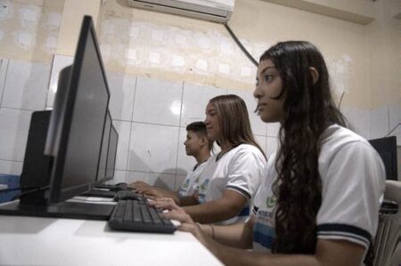 EDUCAÇÃO E TECNOLOGIA Internet de alta velocidade chega a 24 mil escolas públicas pelo Aprender Conectado