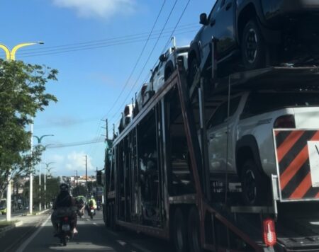 TRÁFEGO PERIGOSO Trânsito ameaçador com disputa por espaço entre veículos de tamanhos desproporcionais a qualquer hora do dia
