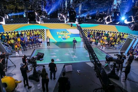 AQUECENDO A TORCIDA Tiago Leifert comanda “Torcida SBT” antes de Brasil x Haiti com informação, humor e desafios inéditos