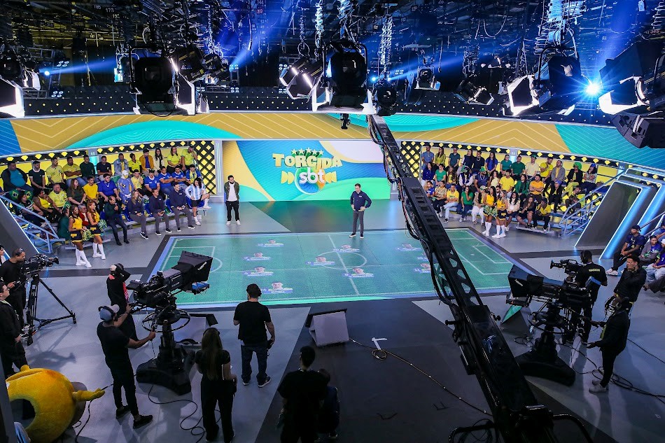 AQUECENDO A TORCIDA Tiago Leifert comanda “Torcida SBT” antes de Brasil x Haiti com informação, humor e desafios inéditos