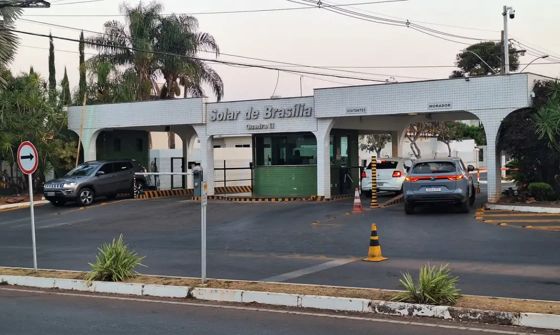 DIREITOS SU´RIMIDOS Alexandre de Moraes mantém prisão domiciliar, mas suspende visitas ao ex-presidente Jair Bolsonaro