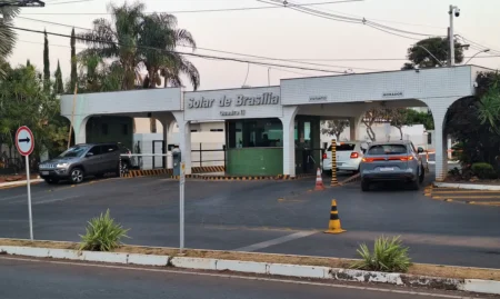 DIREITOS SU´RIMIDOS Alexandre de Moraes mantém prisão domiciliar, mas suspende visitas ao ex-presidente Jair Bolsonaro