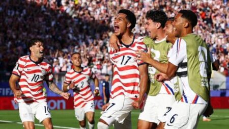 DONOS DA CASA Estados Unidos avançam às oitavas de final com vitória de 2 a 0 sobre a Bósnia
