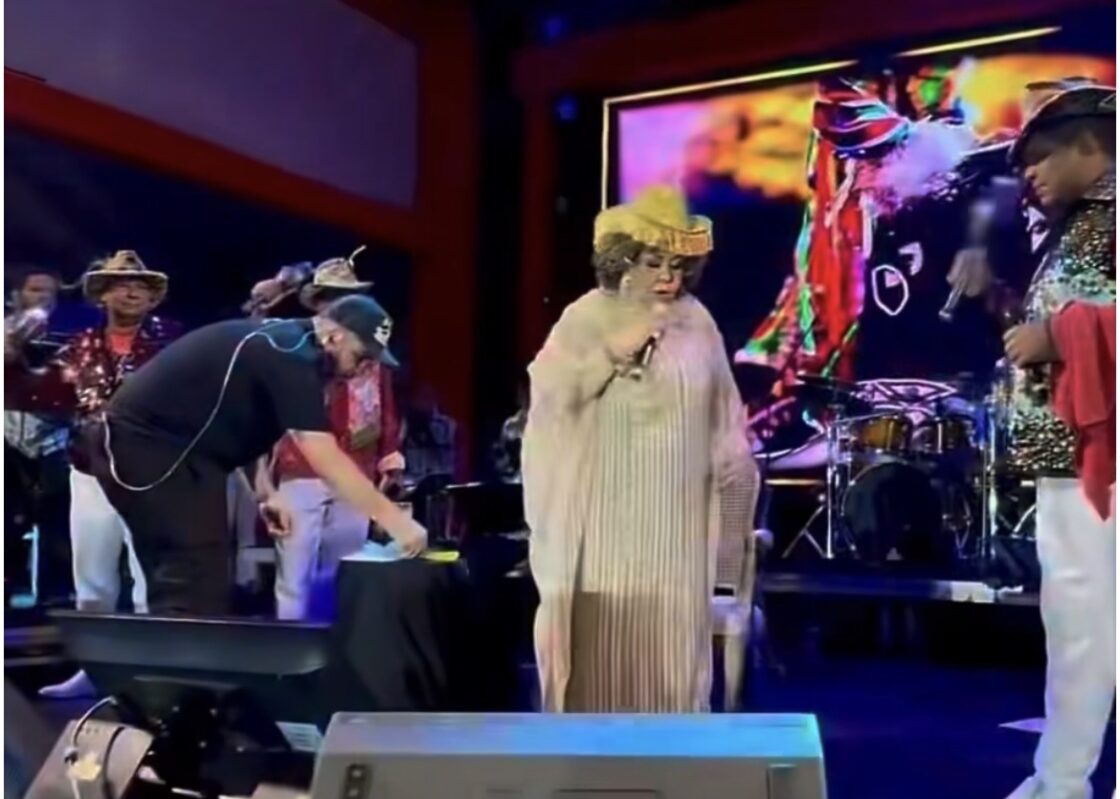 SUSTO NO SHOW Alcione cai no palco durante apresentação em arraial junino neste sábado em São Luís no Maranhão