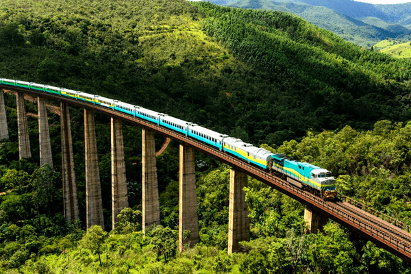 FORA DOS TRILHOS Trem de minério da Vale descarrilha na Estrada de Ferro Carajás no Maranhão neste domingo
