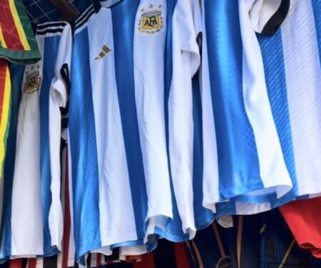 BUENOS AIRES É AQUI Camisa da Seleção da Argentina é uma das mais procuradas em lojas e comércio informal após eliminação do Brasil na Copa do Mundo