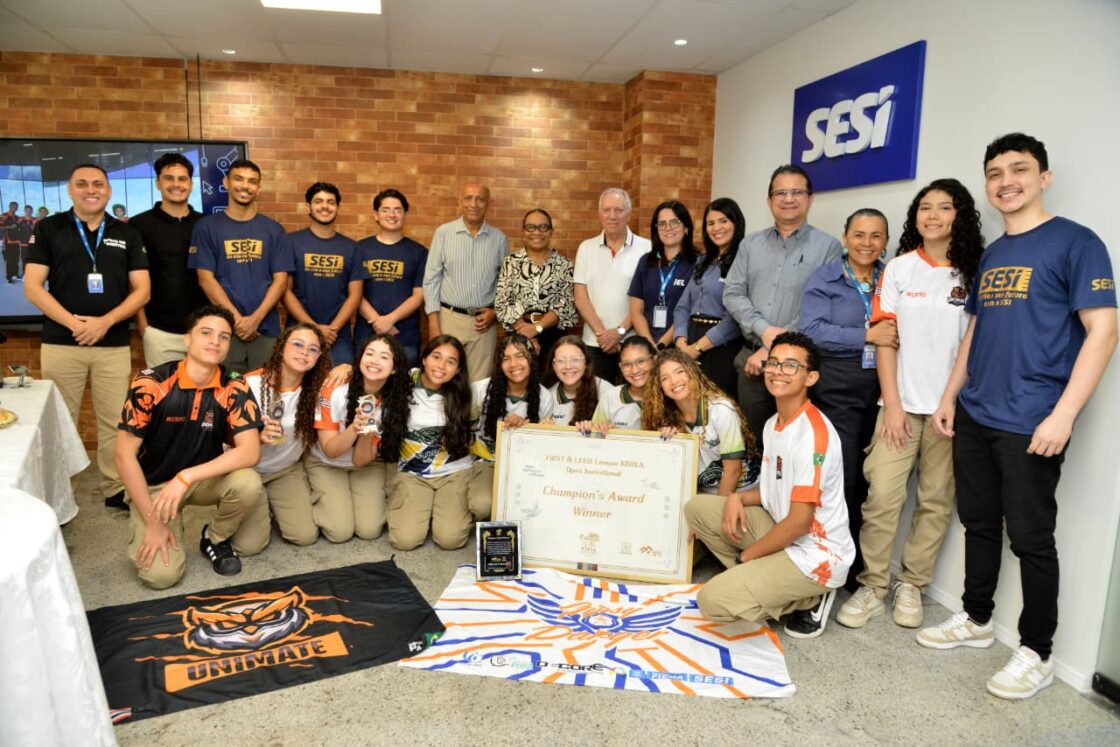 CONQUISTAS NO EXTERIOR Edilson Baldez recepciona equipes do Sesi vencedoras em torneios internacionais de robótica