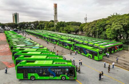 FROTA ELETRIFICADA Emplacamentos de ônibus elétricos têm crescimento de 92,5% no primeiro semestre de 2026 comparado com 2025