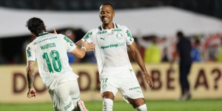 BRASILEIRÃO SÉRIE A Palmeiras goleia Vitória e amplia para oito pontos a distância para o vice-líder Flamengo, que empatou com Internacional