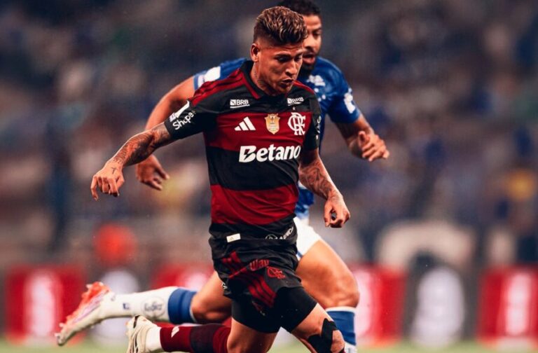 DUAS VIRADAS Flamengo não segura o Cruzeiro e desperdiça oportunidade de assumir liderança do Campeonato Brasileiro neste sábado