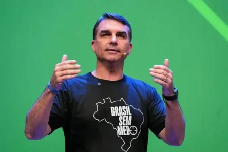 CORRIDA PRESIDENCIAL Flávio Bolsonaro seria eleito no segundo turno com uma diferença de cinco pontos à frente de Lula, diz pesquisa Gerp