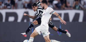 Com o empate, Alvinegros e Tricolores seguem na parte de cima da tabela do Brasileirão (Crédito: Vitor Silva/SAF Botafogo)