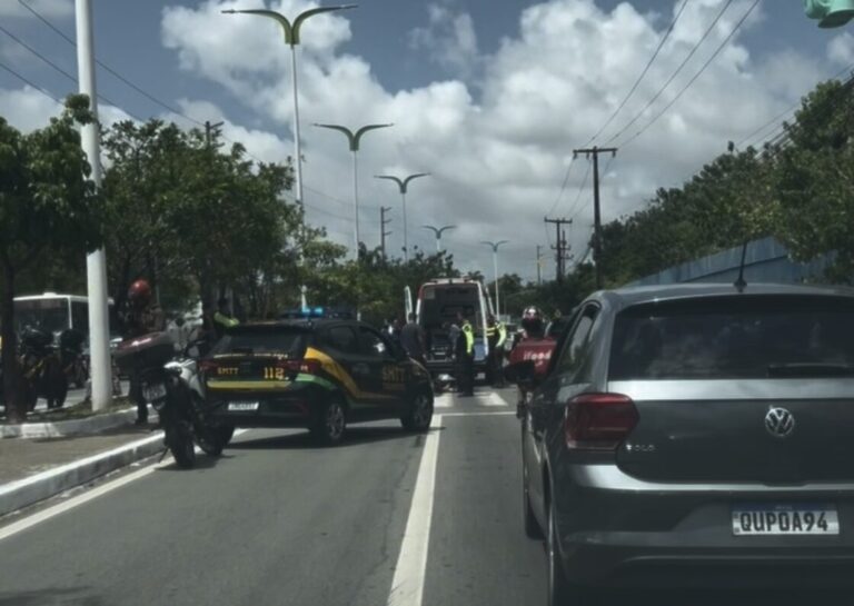 TRÁFEGO PESADO Paciência no trânsito, pois há pessoas necessitando de mais atenção após mais uma colisão envolvendo motociclistas